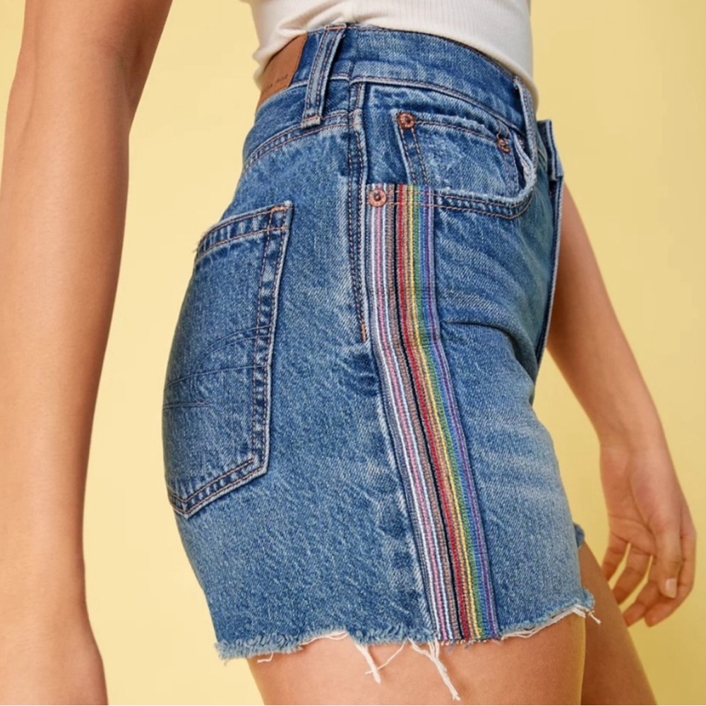 American Eagle 90’s high rise boyfriend shorts with rainbow detail size 6